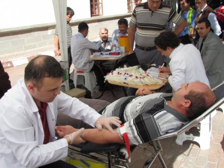 İmamlar, Camiler Haftası'nı kan bağışı yaparak kutladı