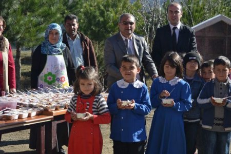 İmece usulü pişirilen aşure bin 200 kişiye ikram edildi