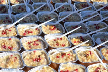 İmece usulü pişirilen aşure bin 200 kişiye ikram edildi