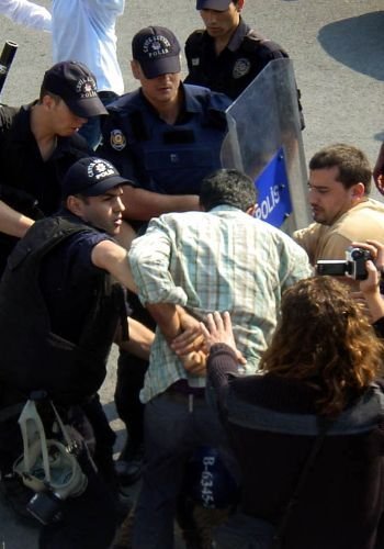 Imf Başkanı Strauss'u Protesto Eden Öğrenciler Gözaltına Alındı