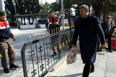 İmralı’ya gitmek için 1,5 saat beklediler