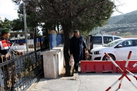 İmralı’ya gitmek için 1,5 saat beklediler