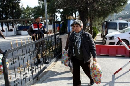 İmralı’ya gitmek için 1,5 saat beklediler