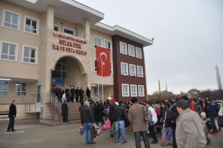 İncek Melek İpek İlk ve Orta Okulu törenle eğitime açıldı