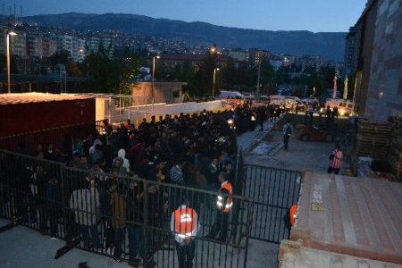 İndirimden yararlanmak isteyen vatandaşlar geceden kuyruğa girdi