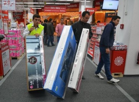 İndirimden yararlanmak isteyen vatandaşlar geceden kuyruğa girdi