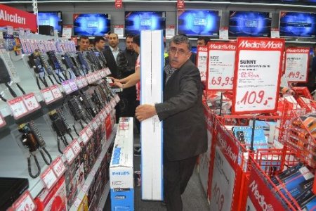 İndirimden yararlanmak isteyen vatandaşlar geceden kuyruğa girdi