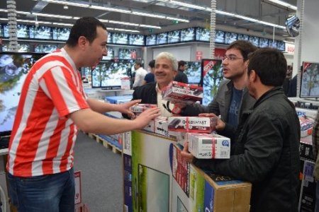 İndirimden yararlanmak isteyen vatandaşlar geceden kuyruğa girdi