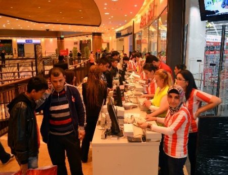 İndirimden yararlanmak isteyen vatandaşlar geceden kuyruğa girdi