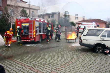 İnegöl Belediyesi İtfaiye Müdürlüğü'nün tatbikatı nefes kesti