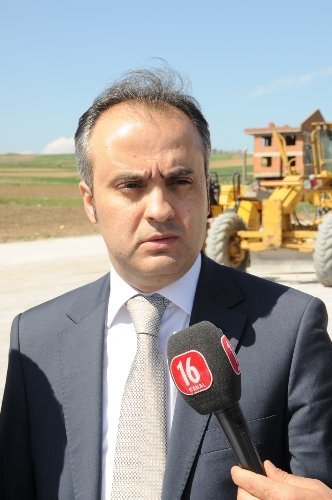 İnegöl Belediyesi taş ocaklarına giden yol asfaltlıyor