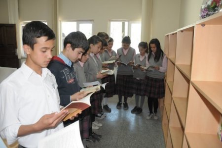 İnegöl Belediyesi’nden Köy Okuluna Kütüphane