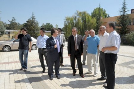 İnegöl Belediyesi’nden üniversite bahçesine çevre düzenlemesi