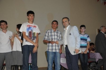 İnegöl'de bilgi yarışmasının birincisi Turgutalp oldu