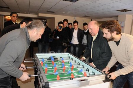 İngiliz büyükelçiyle fahri konsolos langırt maçı yaptı