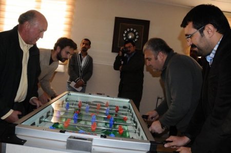 İngiliz büyükelçiyle fahri konsolos langırt maçı yaptı