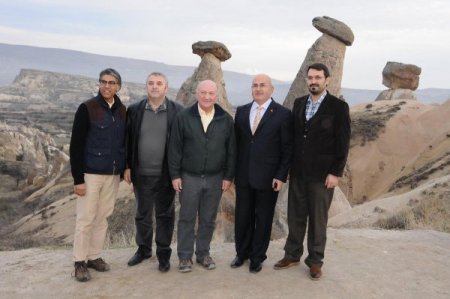 İngiliz büyükelçiyle fahri konsolos langırt maçı yaptı