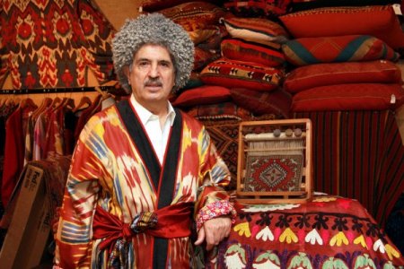 İngiliz Kraliyet Ailesi'ni Türkmenistanlı Masum Giydiriyor