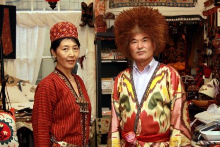 İngiliz Kraliyet Ailesi'ni Türkmenistanlı Masum Giydiriyor