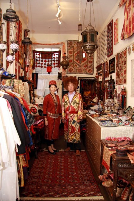 İngiliz Kraliyet Ailesi'ni Türkmenistanlı Masum Giydiriyor