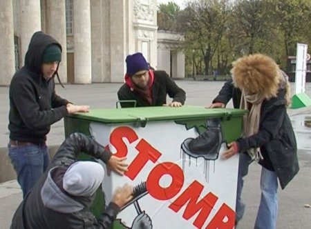 İngiliz Müzisyenler Çöp Tenekeleriyle Moskova'da Konser Verdi