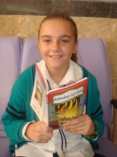 İngiliz Öğrenci, Düzenli Kitap Okuma Alışkanlığıyla Türk Öğrencilere Örnek Oluyor