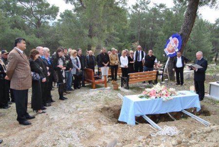 İngiliz Vatandaşı, Müslüman Ve Hristiyan Din Adamları Tarafından Defnedildi
