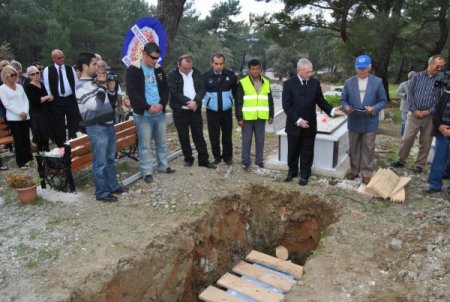 İngiliz Vatandaşı, Müslüman Ve Hristiyan Din Adamları Tarafından Defnedildi