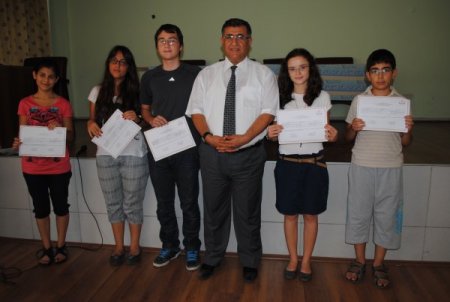 İngilizce Kursunu Tamamlayan 125 Öğrenci Belgelerini Aldı