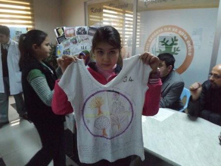 İngilizce öğrenme adına tişört dizayn ettiler