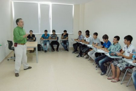 'İngilizce Yaz Kampı Projesi'nde Yerli Ve Yabancı Eğitimcilerden Ders