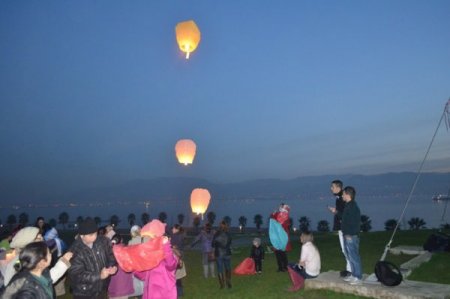 İngilizcelerini geliştirmek için 'dilek feneri'ni gökyüzüne saldılar