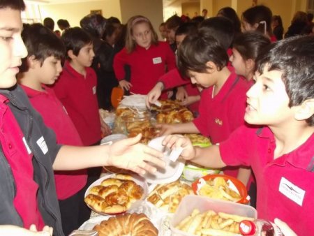 İngilizceyi alışverişte pekiştiriyorlar