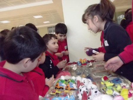 İngilizceyi alışverişte pekiştiriyorlar