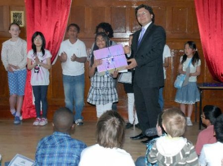 İngiltere'deki Türk Okulu, İlkokul Öğrencilerine 'matematik Olimpiyatı' Yaptı