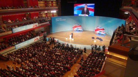 İngiltere'deki yıllık parti kongreleri 'siyaset fuarını' andırıyor