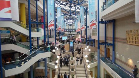 İngiltere'deki yıllık parti kongreleri 'siyaset fuarını' andırıyor