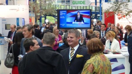 İngiltere'deki yıllık parti kongreleri 'siyaset fuarını' andırıyor