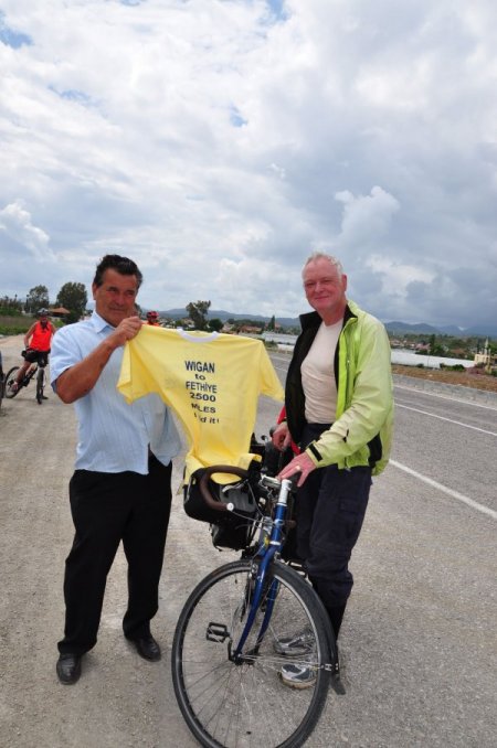 İngiltere'den Yola Çıkan Bisikletçi Fethiye'de Törenle Karşılandı