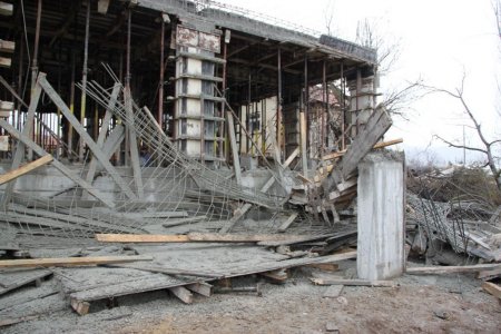 İnşaat çöktü, bir kişi öldü