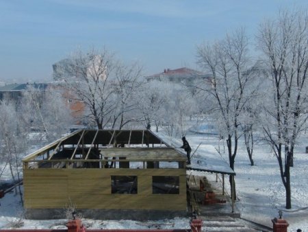 İnşaat işçileri eksi 20 derece soğukta çalışmaya devam ediyor