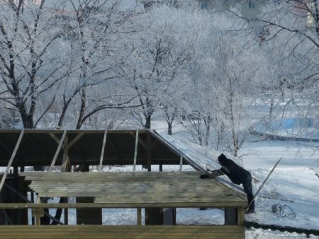 İnşaat işçileri eksi 20 derece soğukta çalışmaya devam ediyor