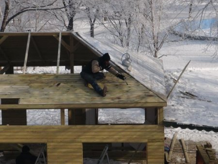 İnşaat işçileri eksi 20 derece soğukta çalışmaya devam ediyor