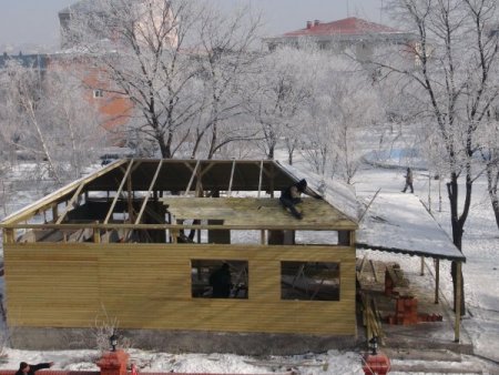 İnşaat işçileri eksi 20 derece soğukta çalışmaya devam ediyor
