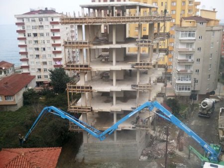 İnşaat İşçileri Mandalinaları Beton Vinci İle Topladı