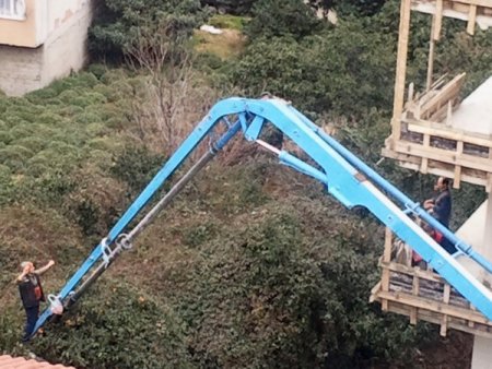 İnşaat İşçileri Mandalinaları Beton Vinci İle Topladı