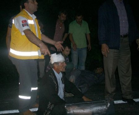 İnşaat İşçilerini Taşıyan Minibüs Beton Bariyere Çarptı: 10 Yaralı