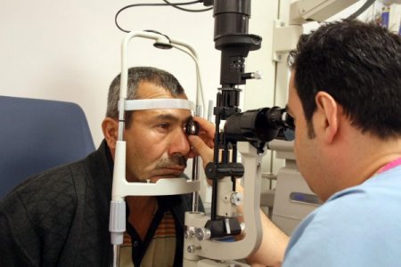 İnşaat ustası duvara çivi çakarken, az kalsın gözünden oluyordu