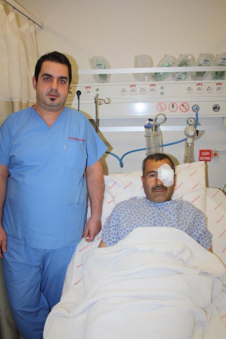 İnşaat ustası duvara çivi çakarken, az kalsın gözünden oluyordu