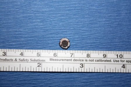 İnşaat ustası duvara çivi çakarken, az kalsın gözünden oluyordu